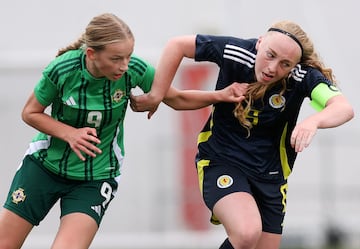 El recurso m¨¢s habitual para que una rival no se vaya por velocidad es agarrarla de la camiseta. Pero en esta ocasi¨®n, la delantera de Irlanda del Norte Ava Hurl decidi¨® ir a lo seguro y sujetar a la escocesa Lily Boyce de su larga melena. La imagen se produjo en el partido del Europeo Sub-17 en el estadio Broadwood, en Cumbernauld, Escocia.
