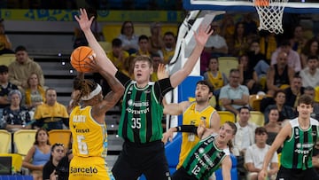 Andrew Albicy, base del Dreamland Gran Canaria, intimidado por Simon Birgander, pívot del Joventut.