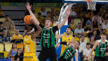 LAS PALMAS DE GRAN CANARIA, 15/11/2025.-El jugador del Dreamland Gran Canaria A. Albicy y el jugador del Joventut de Badalona S. Birgander, durante el partido de la séptima jornada de la Liga Endesa, este sábado enen el Gran Canaria Arena. EFE/Quique Curbelo