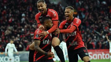 Athletico Paranaense's Alex Santana (L) celebrates with teammates after scoring against Palmeiras during the Copa Libertadores first leg semifinal football match, at the Arena da Baixada stadium, in Curitiba, Brazil, on August 30, 2022. (Photo by NELSON ALMEIDA / AFP)