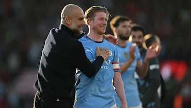 (FILES) Manchester City's Spanish manager Pep Guardiola (L) celebrates with Manchester City's Belgian midfielder #17 Kevin De Bruyne (R) after the English FA Cup quarter-final football match between Bournemouth and Manchester City at the Vitality Stadium in Bournemouth, on the south coast of England on March 30, 2025. Manchester City midfielder Kevin De Bruyne confirmed on Friday, April 4, that he will leave the club at the end of the season. (Photo by JUSTIN TALLIS / AFP) / RESTRICTED TO EDITORIAL USE. No use with unauthorized audio, video, data, fixture lists, club/league logos or 'live' services. Online in-match use limited to 120 images. An additional 40 images may be used in extra time. No video emulation. Social media in-match use limited to 120 images. An additional 40 images may be used in extra time. No use in betting publications, games or single club/league/player publications. /