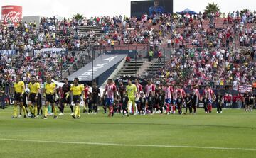 Ambos equipos salen al campo antes del inicio del encuentro. 