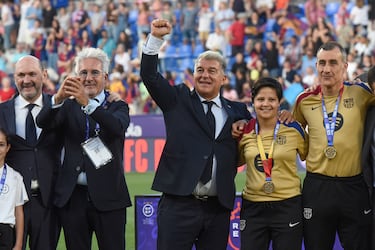 Joan Laporta celebra la victoria de su equipo en la final de la Copa de la Reina disputada por el FC Barcelona y el Atlético de Madrid en el estadio de El Alcoraz, en Huesca. 