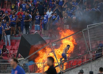 En el partido entre Universidad de Chile e Internacional de Brasil de la segunda fase de la Copa Libertadores se produjeron incidentes tanto dentro como fuera del estadio. En el minuto 83, cayeron varios proyectiles a la cancha lanzados por ultras de la 'U'. Pese al incendio en la tribuna el colegiado decidió continuar el partido. 