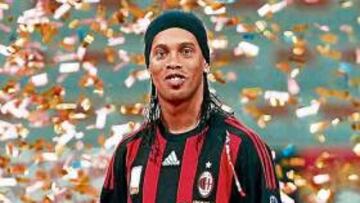 <b>FUERA DE FORMA. </b>Ronaldinho lució barriguita en su presentación.