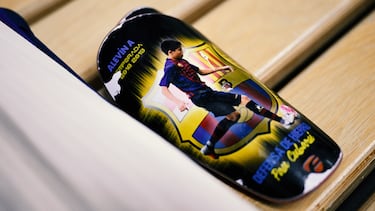 Vista detallada de las espinilleras personalizadas de Pau Cubarsi, expuestas en el vestuario del FC Barcelona antes del partido de vuelta de cuartos de final de la UEFA Champions League 2024/25.