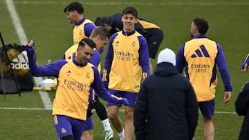 Arda Güler, por detrás de Kroos y de Ceballos, aparece sonriente durante el entrenamiento realizado ayer por el Real Madrid en Valdebebas.