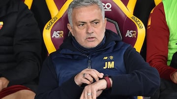 ROME, ITALY - FEBRUARY 04: Jos¨¦ Mario dos Santos Mourinho Felix head coach of AS Roma gestures during the Serie A match between AS Roma and Empoli FC at Stadio Olimpico on February 4, 2023 in Rome, Italy. (Photo by Giuseppe Bellini/Getty Images)