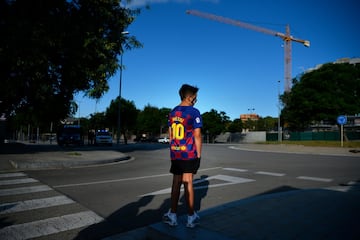 Un joven seguidor culé se acercó a la ciudad deportiva del Barça y sufrió al ver como su ídolo, Leo Messi, no acudió a las pruebas PCR.