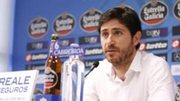 Víctor durante una rueda de prensa con el Deportivo.