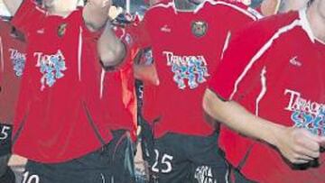 <b>CELEBRACIÓN. </b>Los jugadores del Nàstic se unieron a su afición para celebrar el anhelado ascenso a Primera.