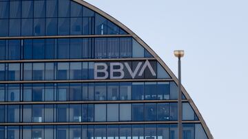 Fachada de la sede de BBVA, a 31 de julio de 2024, en Madrid (España). BBVA ha dado hoy algunos detalles más sobre los ahorros de costes que prevé obtener de la OPA de carácter hostil que ha anunciado sobre Banco Sabadell, incluyendo un ahorro de 300 millones de euros en personal. Esta cifra se encuentra dentro de la presentación de resultados del primer semestre que el banco ha remitido hoy a la Comisión Nacional del Mercado de Valores (CNMV). De los 850 millones de euros en ahorros de costes que anunció en mayo, cuando explicó la operación que quería realizar, ahora ha concretado que 300 millones provendrían de ahorros de personal, 450 millones de euros serían en ahorros administrativos y de tecnología y 100 millones en ahorros financieros.
Eduardo Parra / Europa Press
(Foto de ARCHIVO)
31/07/2024