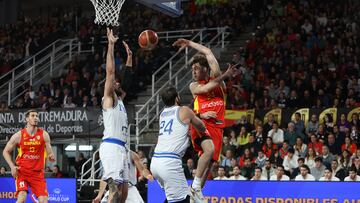 CÁCERES, 26/02/2023.- El base español Juan Núñez (d) pasa el balón ante la defensa del base italiano Riccardo Moraschini (2d) durante el partido entre España e Italia correspondiente a la última ventana de clasificación para el Mundial de Filipinas, Japón e Indonesia, este domingo en Cáceres. EFE/ Jero Morales
