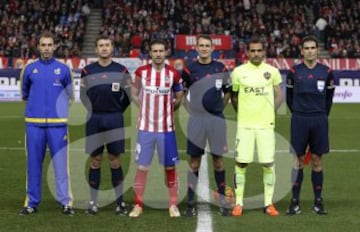 El árbitro Clos Gómez acompañado por sus asistentes Aguilar Rodríguez y Marco Martínez, el cuarto árbitro Corral García y los capitanes Gabi y Verza. 