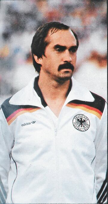 En 1980, Alemania volvería a ganar el título de la Eurocopa. Por aquel entonces, Ulrich 'Uli' Stielike ya formaba parte del Real Madrid. Fichado en 1977, el centrocampista germano militaría en el conjunto madridista hasta 1985. Stielike había formado parte del Borussia Mönchengladbach y ya había acudido a la cita europea con su selección en 1976, torneo en el que llegaron a la final, pero cayeron en la tanda de penaltis ante Checoslovaquia. En 1980, en Italia, Stielike fue uno de los fijos de Derwall, seleccionador germano: fue uno de los siete jugadores que participaron en los cuatro encuentros que jugó la Mannschaft. También acudiría a la cita de Francia de 1984. Entonces participaría en tres encuentros.