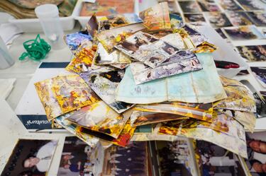 Voluntarios de la universidad en colaboración con el Laboratorio de Análisis y Diagnóstico de Obra de Arte, del Departamento de Historia del Arte, la UV ha puesto en marcha esta iniciativa que pretende reparar los daños que la DANA ha producido en la memoria colectiva de multitud de familias que han perdido fotografías y álbumes de gran valor sentimental y personal.
 