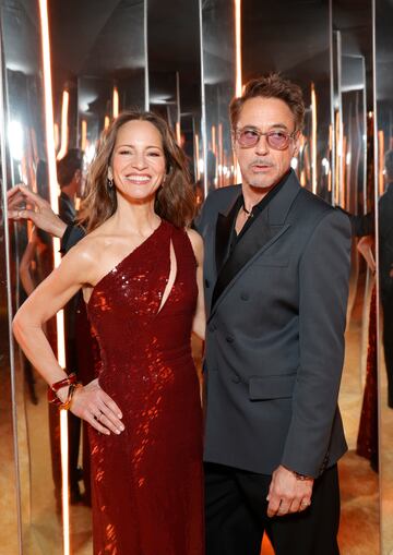 Susan Downey  y Robert Downey Jr. durante la fiesta de los Oscar 2025 de Vanity Fair celebrada en Beverly Hills.