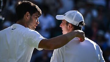 Carlos Alcaraz felicita a Oliver Tarvet tras ganarle en Wimbledon.
