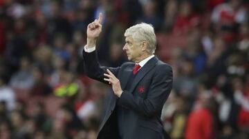 Arsene Wenger showing where he wants the team to aim for.