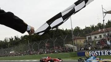 <B>POR DETRÁS. </B>Schumachert quiere invertir la situación del principio de temporada.