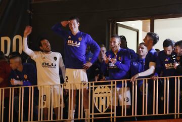 Los jugadores del Valencia celebraron la clasficación para la final de la Copa del Rey. En la imagen, Santi Mina.