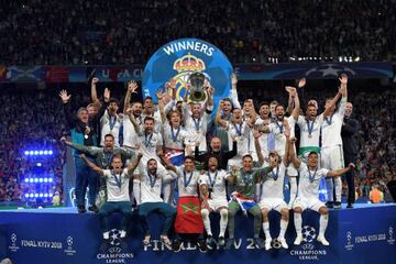 Los jugadores del Madrid levantan alborozados la 13 Copa de Europa, ganada en Kiev en 2018.