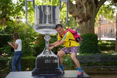 Ambiente futbolero en las calles de Sevilla durante la jornada previa a la final de Copa.