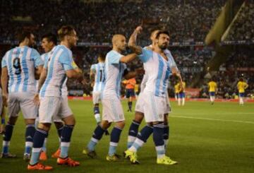 Argentina's Ezequiel Lavezzi (R) celebrates with teammates after scoring against Brazil during their Russia 2018 FIFA World Cup South American Qualifiers football match, in Buenos Aires, on November 13, 2015.   AFP PHOTO / EITAN ABRAMOVICH