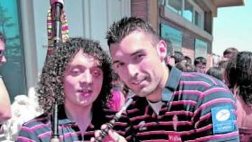 <b>ÚLTIMO ESFUERZO. </b>David Barral posa junto a un seguidor sportinguista.