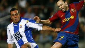 Andrés Iniesta lucha un balón con Moisés Hurtado en el derby de la ciudad condal