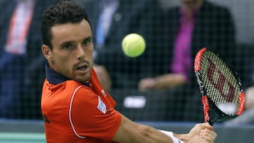 Roberto Bautista devuelve una bola ante Franko Skugor durante el cuarto partido de la eliminatoria de Copa Davis entre Croacia y España.