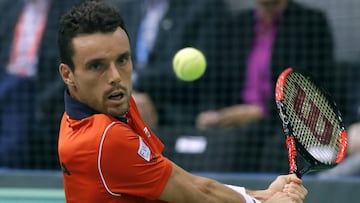 Roberto Bautista devuelve una bola ante Franko Skugor durante el cuarto partido de la eliminatoria de Copa Davis entre Croacia y Espa&ntilde;a.