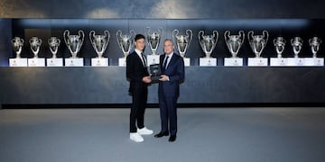 Arda Güler junto a Florentino Pérez durante la presentación del jugador turco.