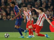 BARCELONA, 08/04/2026.- El delantero del FC Barcelona Lamine Yamal (i) se escapa con el balón durante el encuentro correspondiente a la ida de los cuartos de final de la Liga de Campeones que disputan FC Barcelona y Atlético de Madrid este miércoles en el Camp Nou, en Barcelona. EFE/Alberto Estévez