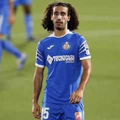 El choque ¿adrede? de Cucurella con Gil Manzano que crea debate en Twitter