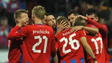 Jugadores del Viktoria Plzen celebran un gol conseguido ante el Hapoel de Tel-Aviv, en el grupo B de la UEFA Europa League.