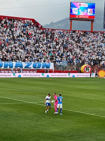 Branco Ampuero se descontroló tras el 2-1 y el portero Sebastián Pérez debió intervenir.