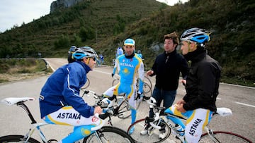 Pepe Martí, entre ciclistas del Astana, en 2010.