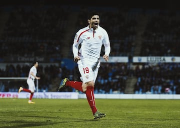 Dos etapas con el Sevilla adornan la carrera de Éver Banega (Rosario, Santa Fe, 1988), virtuoso centrocampista que apuntaba a lo más alto y lo más alto llegó en Sevilla. Nunca despuntó en el Valencia, a donde llegó en 2008 procedente de Boca Juniors a cambio de alrededor de 25 millones de euros. Tampoco alcanzó su cima en dos préstamos al Atlético y a Newell's Old Boys. Monchi le rescató en 2014 por dos millones y en Mestalla se tiraron de los pelos mucho tiempo: bajo su batuta, dos Europa Leagues en 2015 y 2016 para el Sevilla y otra más el año pasado, antes de marcharse con los petrodólares a Arabia. Dicen aficionados nervionenses viejos y nuevos que nunca vieron un centrocampista de su jerarquía canalizar el juego del Sevilla. Quizá regrese pronto.  