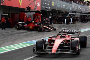 Los 2 Ferraris, ala derecha el monegasco Charles Leclerc y a la izquierda Carlos Sainz, abandonan el box de Ferrar para competir en la Q3.