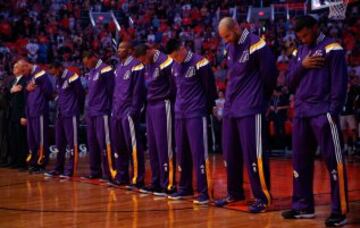 La plantilla de los Lakers escucha el himno de los Estados Unidos.