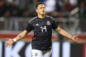 Javier Hernández es el máximo goleador en la historia de la Selección Mexicana con 51 goles. 'Chicharito' es uno de los ídolos de la afición azteca por su carisma y su buena cuota goleadora cuando viste la camiseta del tricolor. El delantero del West Ham ha jugado tres mundiales donde ha marcado en cuatro ocasiones. Durante la Copa Oro, Alexis Vega es quien ocupa el '14'.