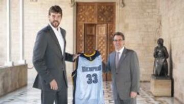 Marc Gasol le entrega su camiseta de los Grizzlies a Artur Mas, Presidente de la Generalitat.