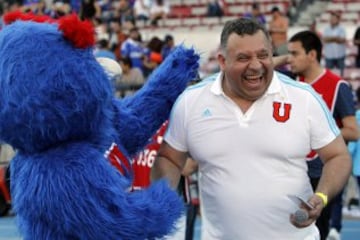 Universidad de Chile retirados vs Rostros de TV en el estadio Nacional, Chile.