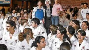 <b>CASCO DE TAEKWONDO. </b>Aguirre, con Noelia García y Coral Bistuer.