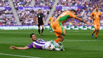 VALLADOLID, SPAIN - OCTOBER 09: Sergio Escudero of Real Valladolid CF challenges Aitor Ruibal of Real Betis during the LaLiga Santander match between Real Valladolid CF and Real Betis at Estadio Municipal Jose Zorrilla on October 09, 2022 in Valladolid, Spain. (Photo by Octavio Passos/Getty Images)