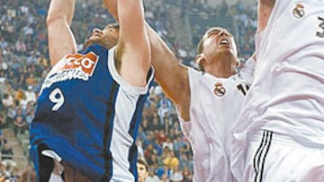 CHOQUE DE ALTURA. El estudiantil Felipe Reyes, en pugna con los madridistas Pat Burke y Antonio Bueno. Este último sería uno de los revulsivos del equipo blanco, mejorando la labor de Kaspars Kambala bajo tableros.