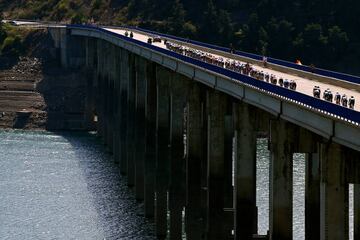 El pelotón cruzando un puente en Riaño.