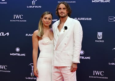 El tenista griego Stefanos Tsitsipas y su pareja, la tenista española Paola Badosa posando en la alfombra roja.