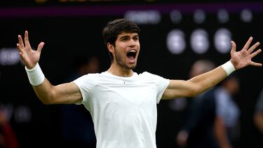Carlos Alcaraz celebra su victoria frente a Daniil Medvedev en las semifinales de Wimbledon.